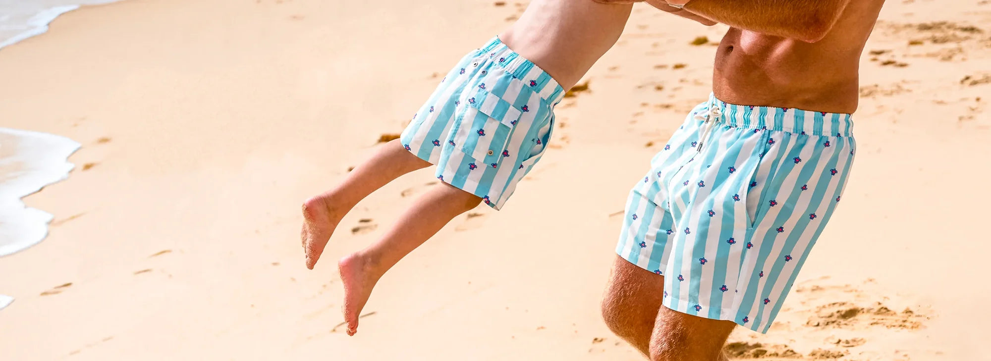 Nachhaltiges Badehosen-Bundle für Herren und Kinder aus recyceltem Material – Modell Turtles love lines von Noah*s Ocean.