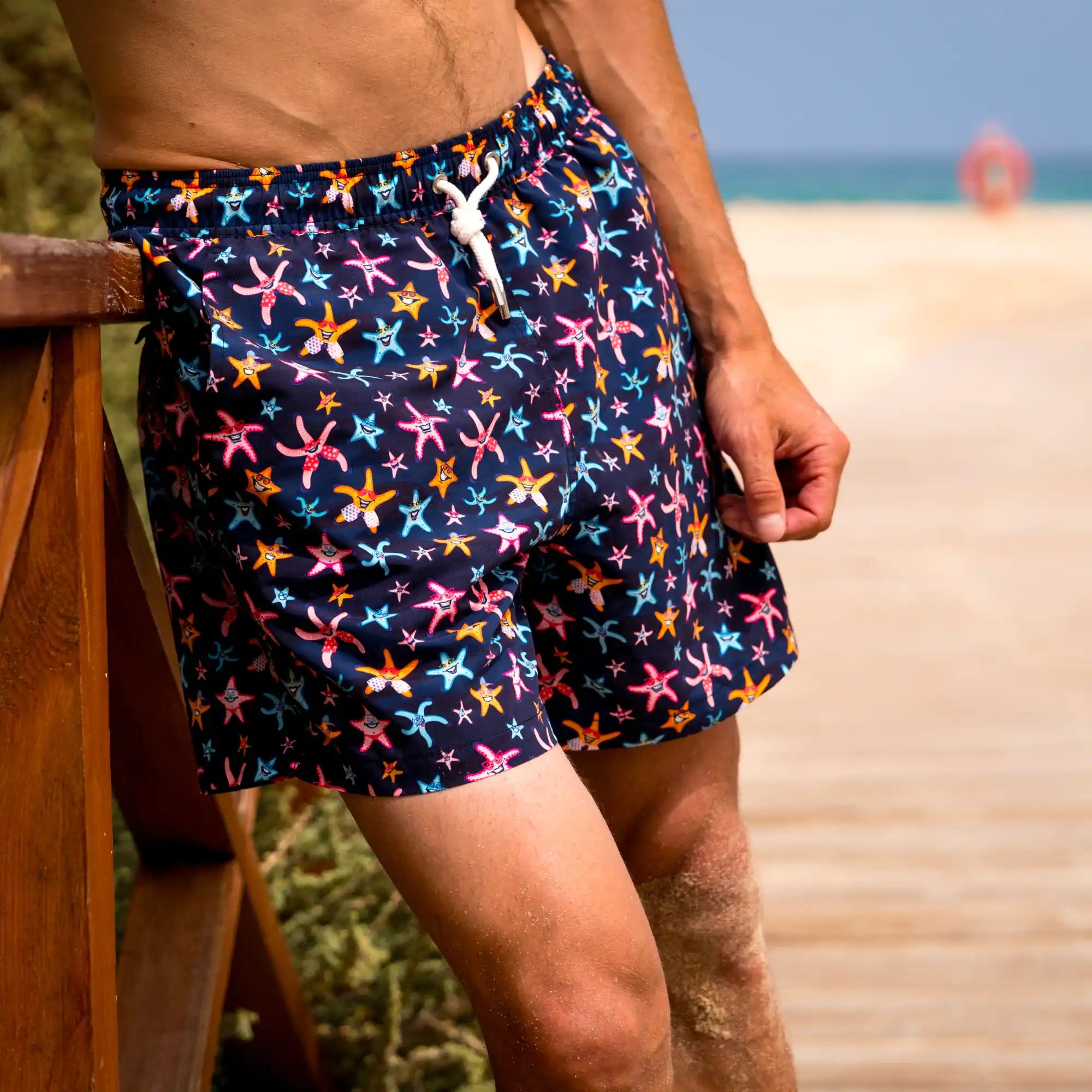 Nachhaltige Herren-Badehose aus recyceltem Material – Modell Super Starfish von Noah*s Ocean.