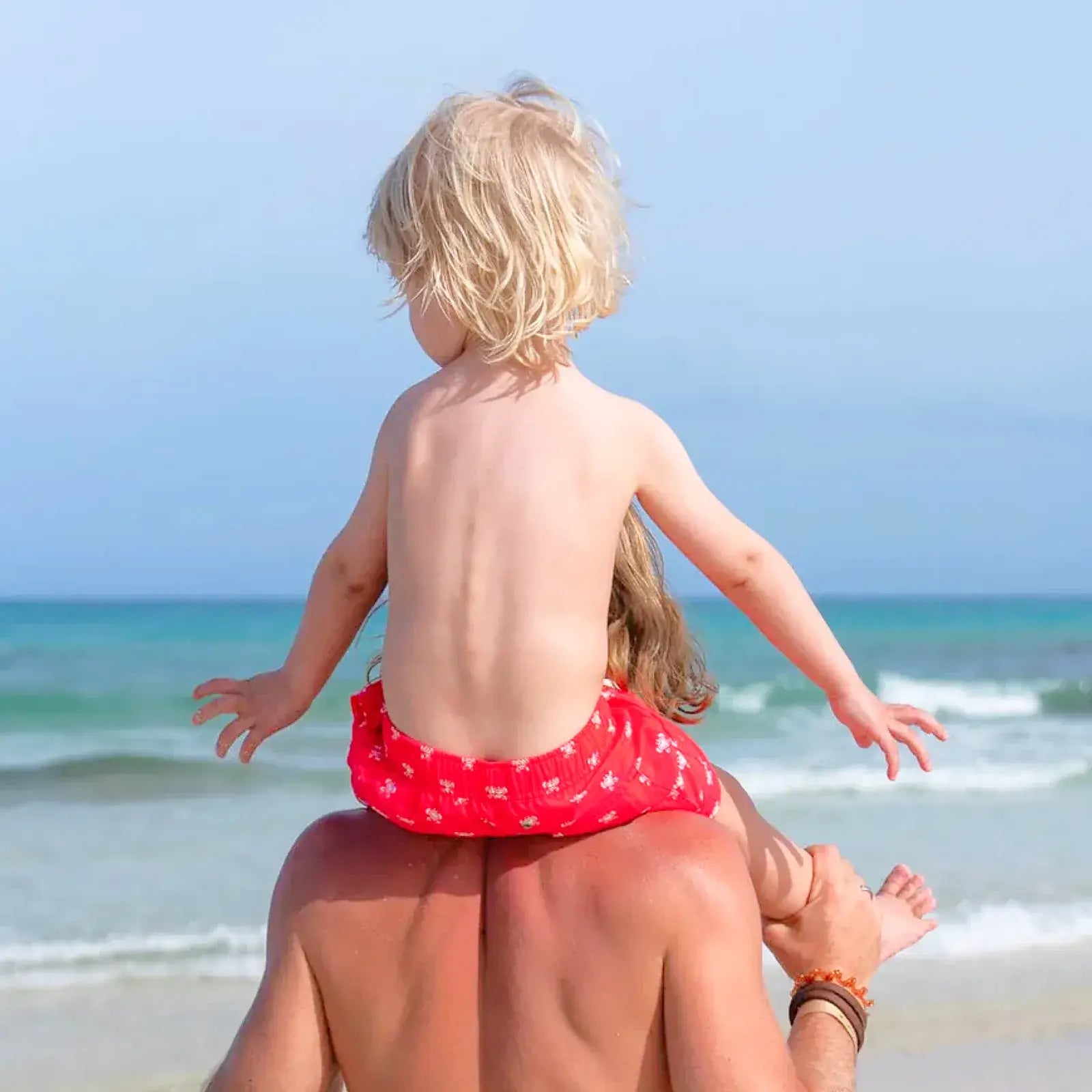 Nachhaltige Kinder-Badehose aus recyceltem Material – Modell Crabby Crab von Noah*s Ocean.