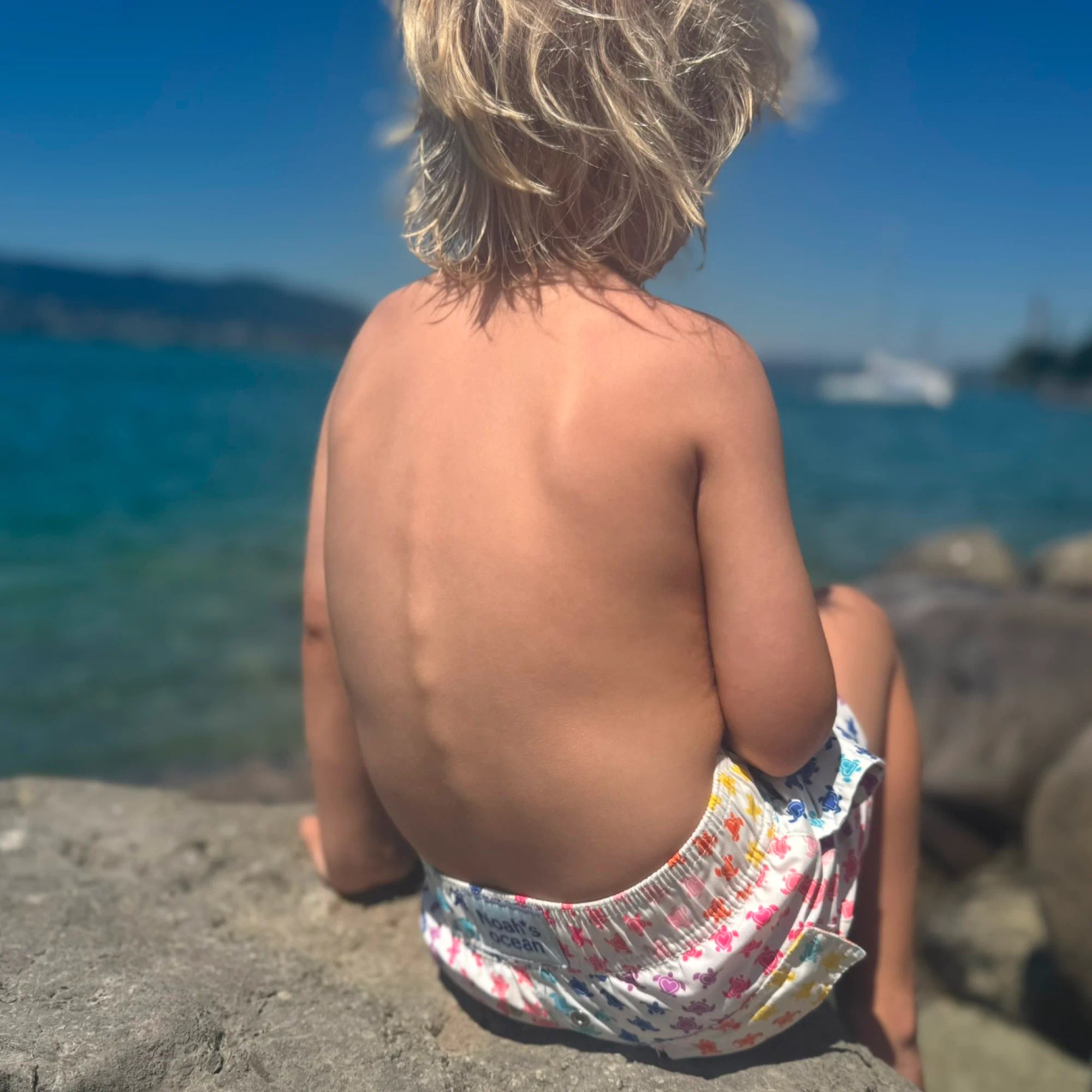 Nachhaltige Kinder-Badehose aus recyceltem Material – Modell Love Turtles von Noah*s Ocean.