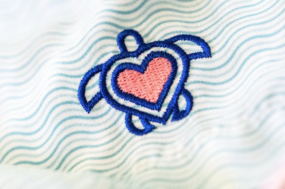 Gestickte Love Turtle auf dem Stoff einer Noah*s Ocean Badehose