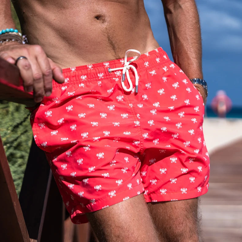 Nachhaltige Herren-Badehose aus recyceltem Material – Modell Crabby Crab von Noah*s Ocean.