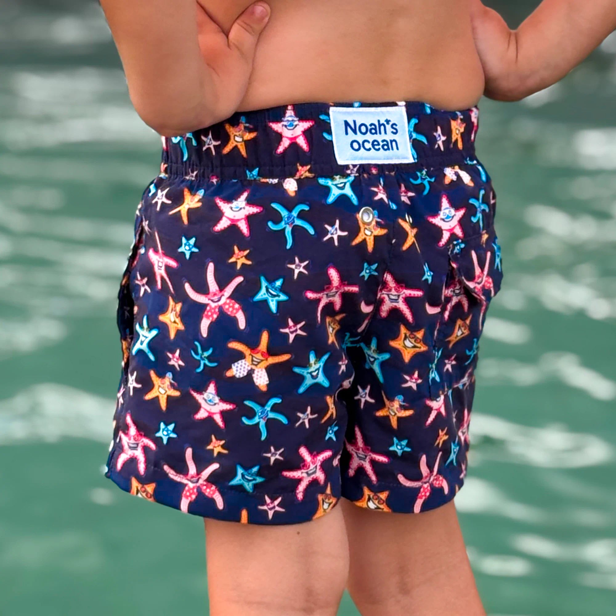 Nachhaltige Kinder-Badehose aus recyceltem Material – Modell Super Starfish von Noah*s Ocean.