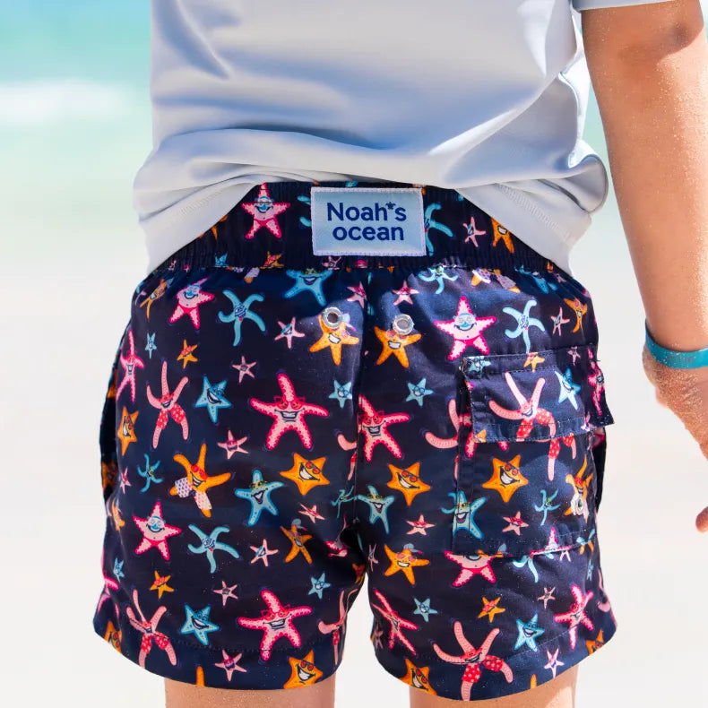 Nachhaltige Kinder-Badehose aus recyceltem Material – Modell Super Starfish von Noah*s Ocean.